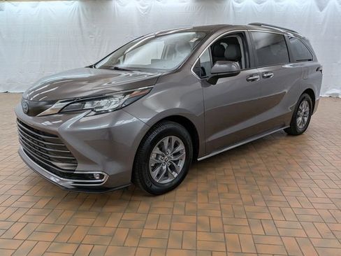 Used 2022 Toyota Sienna XLE w/ XLE Plus Package FWD image 3