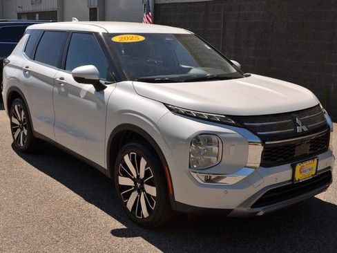 Used 2025 Mitsubishi Outlander SE AWD/4WD image 2