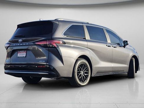 Used 2025 Toyota Sienna Limited image 9