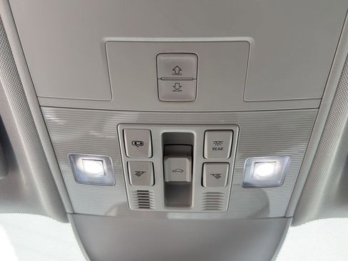 Certified 2025 Volkswagen Taos SE w/ Panoramic Sunroof Package image 18