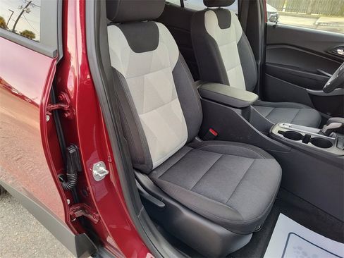 Used 2025 Chevrolet Trax LS image 31