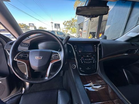Used 2015 Cadillac Escalade Luxury image 3