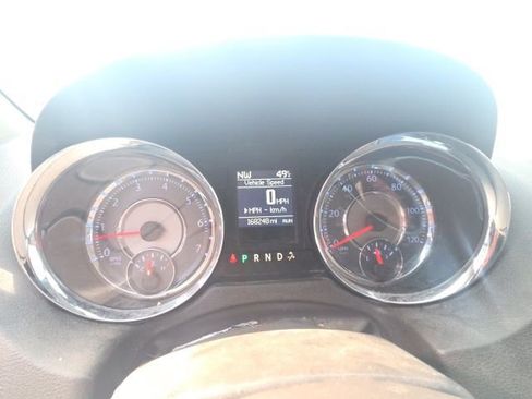 Used 2013 Chrysler Town & Country Touring image 29