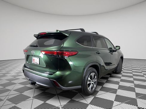 Used 2023 Toyota Highlander XLE image 7