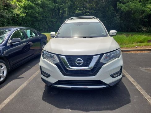 Used 2017 Nissan Rogue SL image 3