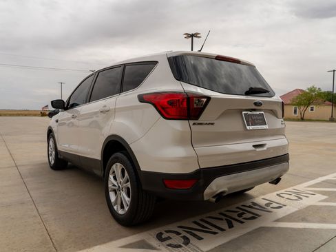 Used 2019 Ford Escape SE image 3