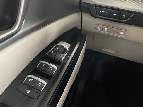 Used 2024 Kia Carnival LX image 25