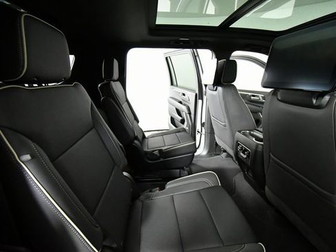 New 2025 Chevrolet Suburban Premier image 25