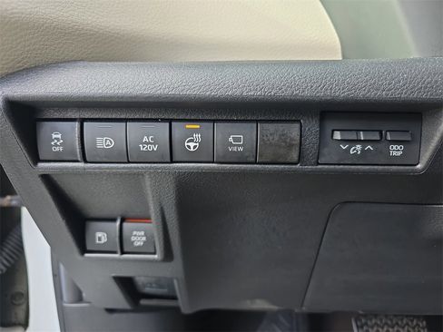 Used 2024 Toyota Sienna Platinum image 30