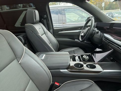 Certified 2025 Cadillac Escalade ESV Premium Luxury image 5