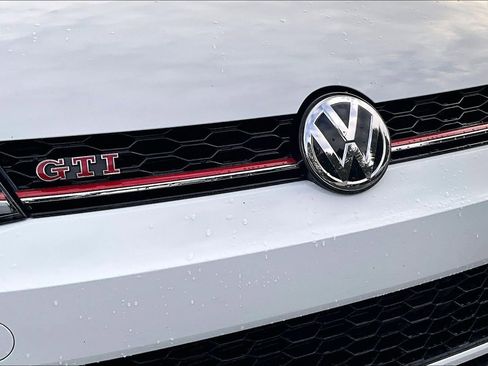 Used 2020 Volkswagen GTI SE image 31