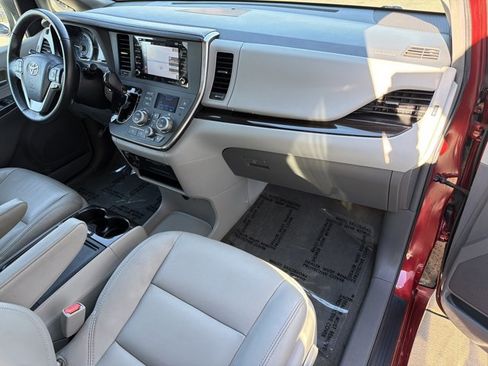 Used 2018 Toyota Sienna XLE image 28