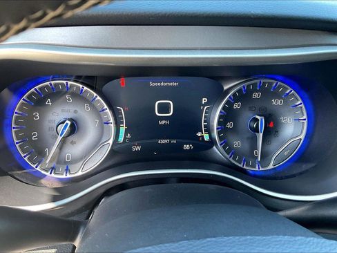 Used 2023 Chrysler Pacifica Touring-L FWD image 13