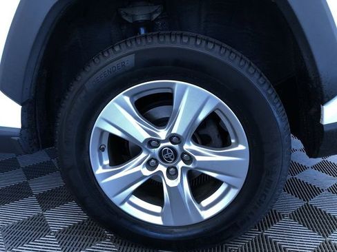 Used 2019 Toyota RAV4 LE w/ Carpet Mat Package AWD/4WD image 17