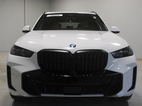 Used 2025 BMW X5 xDrive40i w/ M Sport Package AWD/4WD image 13