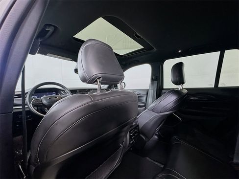 Used 2022 Jeep Grand Cherokee Altitude image 11