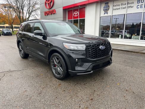 Used 2025 Ford Explorer ST-Line w/ ST-Line Street Pack image 8