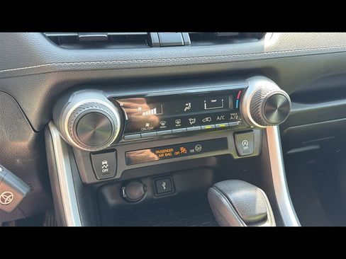 Used 2021 Toyota RAV4 LE AWD/4WD image 19