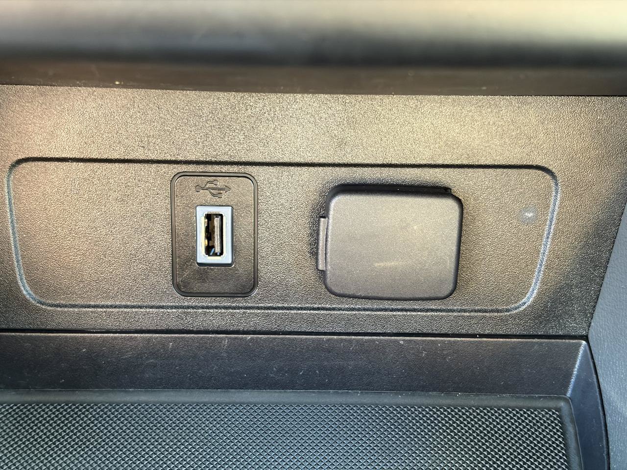 Used 2017 Ford Escape Titanium w/ Equipment Group 301A FWD image 31