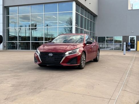 Used 2024 Nissan Altima 2.5 SV image 4