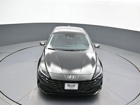 Certified 2023 Hyundai Elantra Limited w/ Preferred Accessory Package image 35