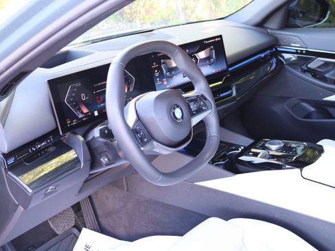 Used 2026 BMW 530i w/ Premium Package RWD image 32