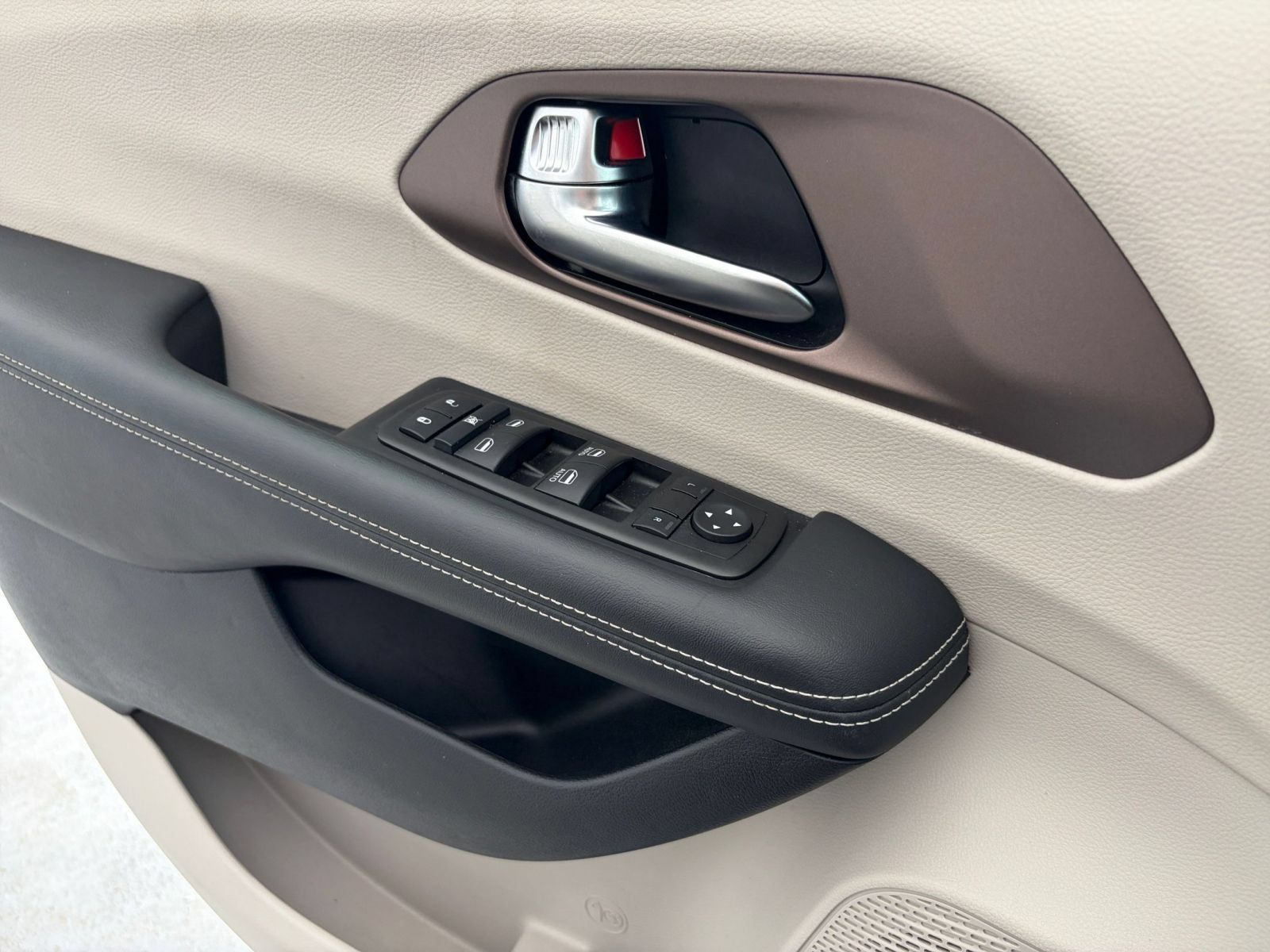 Used 2024 Chrysler Voyager LX FWD image 18