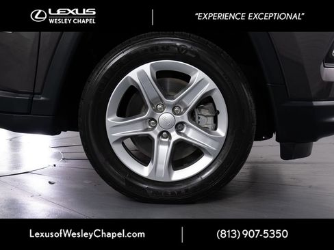Used 2023 Jeep Compass Latitude w/ Convenience Group AWD/4WD image 3