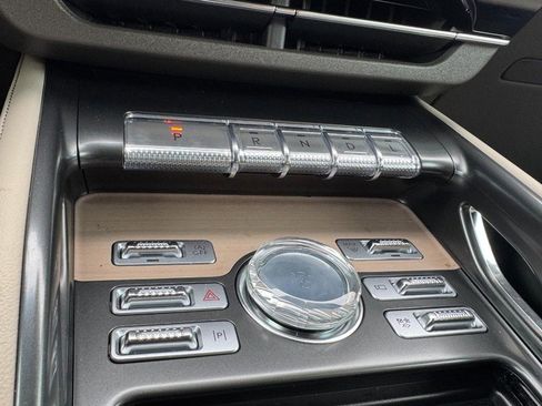 Certified 2024 Lincoln Nautilus Reserve image 17