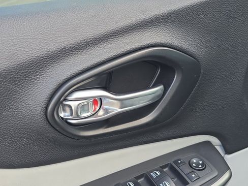 Used 2022 Jeep Cherokee Latitude Lux image 17