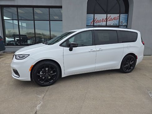 New 2026 Chrysler Pacifica Select w/ S Appearance Package FWD image 4