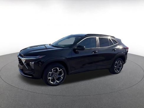 Used 2025 Chevrolet Trax LT FWD image 8