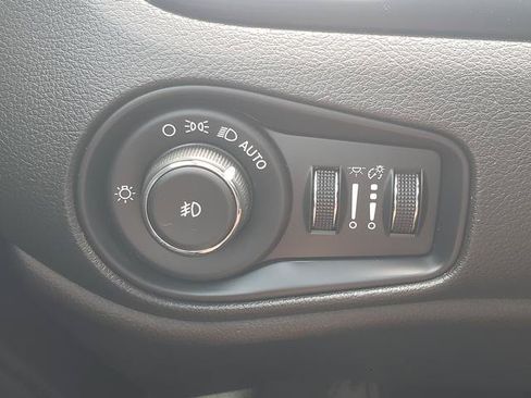 Used 2017 Jeep Renegade Latitude w/ Popular Equipment Group AWD/4WD image 31