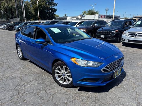 Used 2017 Ford Fusion SE w/ Fusion SE Technology Package FWD image 2