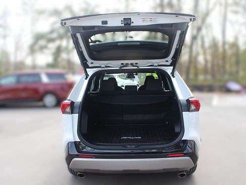 Used 2023 Toyota RAV4 SE image 9