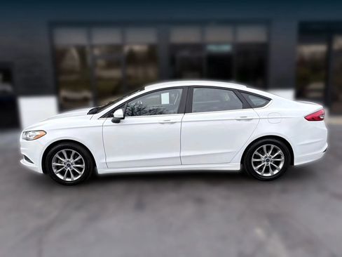 Used 2017 Ford Fusion SE w/ Fusion SE Technology Package image 2