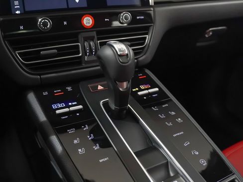 Used 2025 Porsche Macan image 33