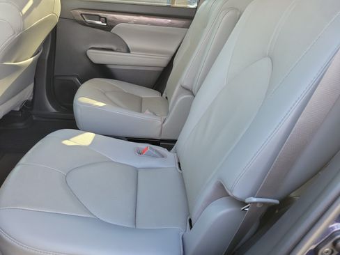 Used 2020 Toyota Highlander Limited FWD image 12