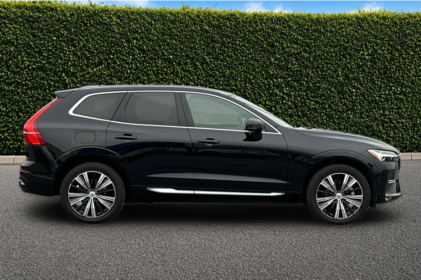 Used 2023 Volvo XC60 B5 Plus AWD/4WD image 3