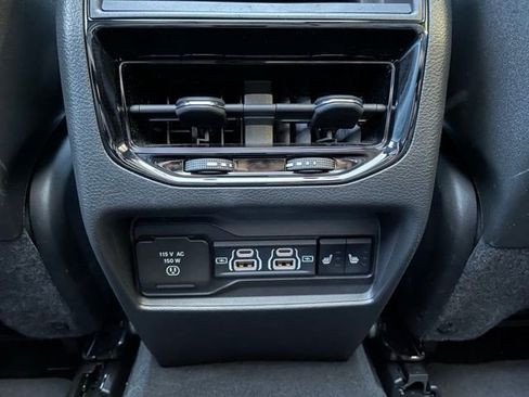 Used 2024 Jeep Grand Cherokee Limited w/ Black Appearance Package image 29