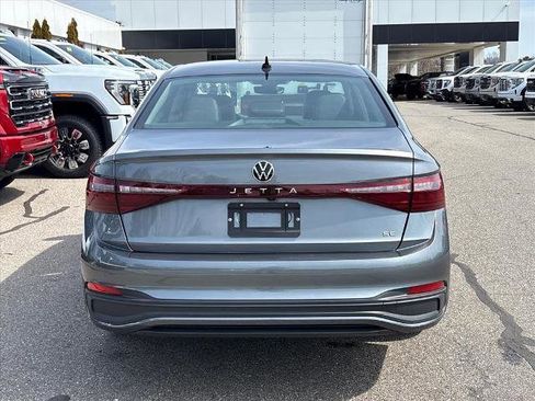 Used 2025 Volkswagen Jetta SE image 5
