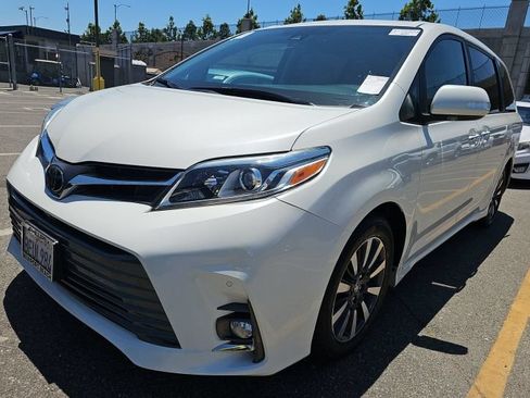 Used 2018 Toyota Sienna Limited w/ Carpet Mat Package FWD image 1