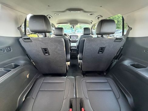 Used 2020 GMC Acadia SLT FWD image 30