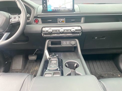 Used 2025 Honda Pilot Touring image 11