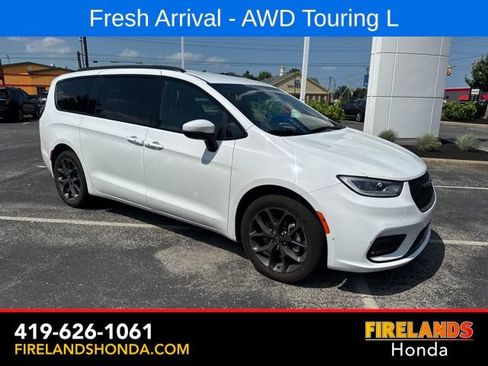 Used 2023 Chrysler Pacifica Touring-L w/ S Appearance Package AWD/4WD image 9