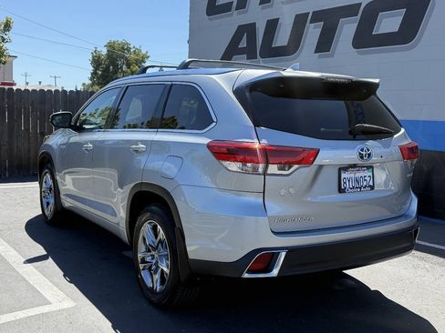Used 2017 Toyota Highlander Limited Platinum AWD/4WD image 4