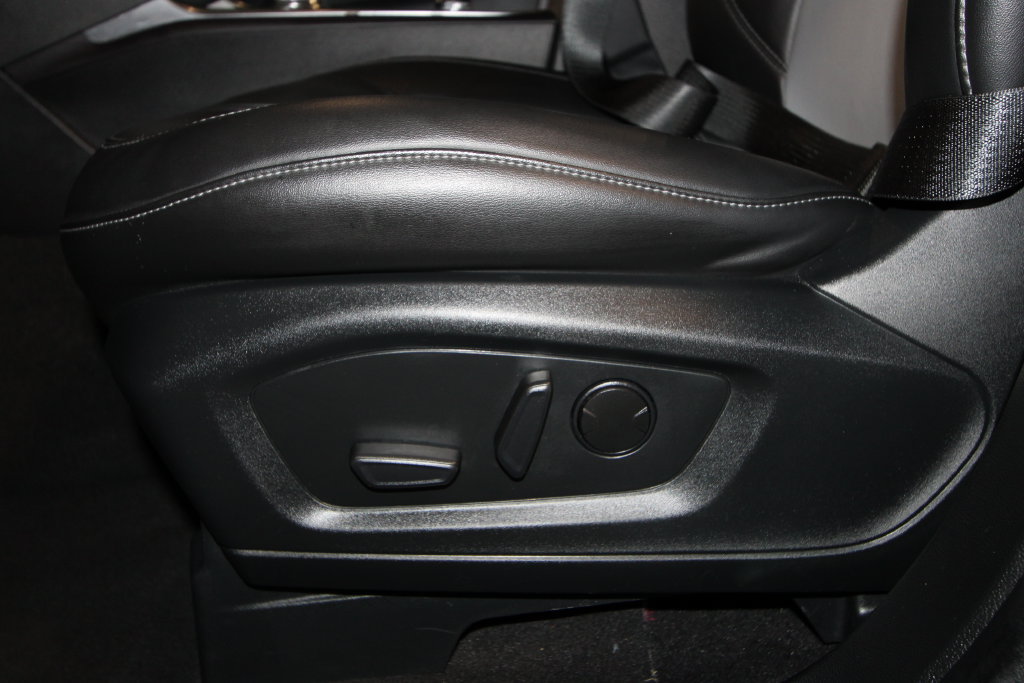 Used 2024 Ford Explorer XLT w/ Equipment Group 202A AWD/4WD image 7