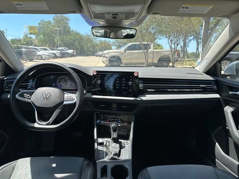 Used 2025 Volkswagen Jetta SE FWD image 11