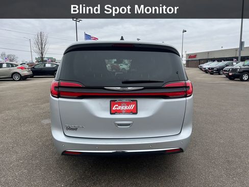 Used 2024 Chrysler Pacifica Touring-L image 5