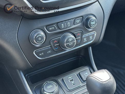 Certified 2021 Jeep Cherokee Latitude Lux w/ Comfort/Convenience Group image 21